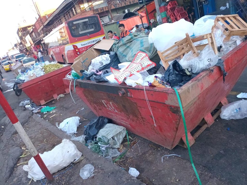 Intensificaron limpieza en el Mercado 4 por la fiebre de compras navideñas
    
    <div class=