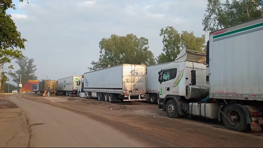Demora en trámites produce largas filas de camiones en cruce fronterizo Falcón- 
    
    <div class=