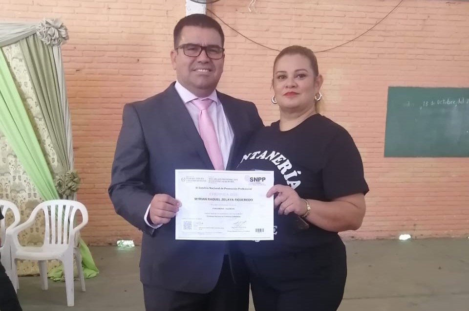 Ocho indígenas Maká de Roque Alonso, flamantes electricistas
    
    <div class=
