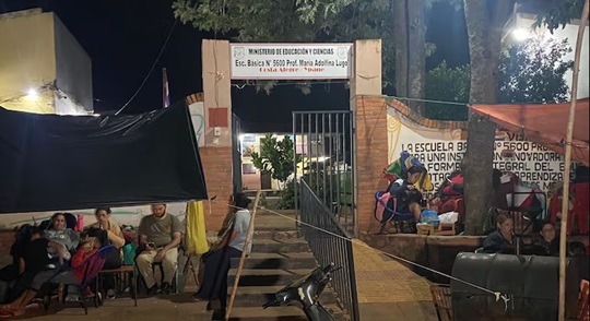 Filas frente a escuelas públicas: padres temen perder cupos por falta de oferta educativa
    
    <div class=