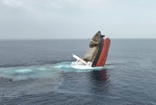 Rebeldes Hutíes hundieron barco griego en el Mar Rojo
    
    <div class=