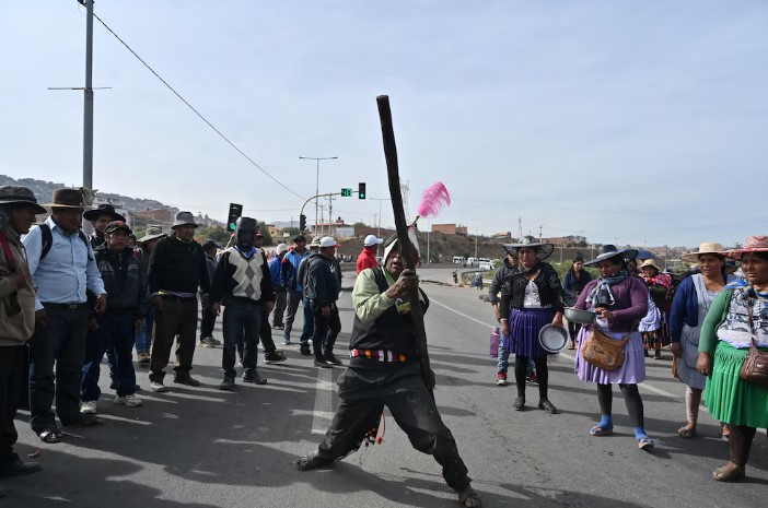 Crisis en Bolivia: al menos dos policías murieron en choques con manifestantes
    
    <div class=