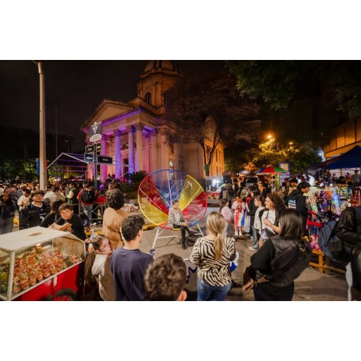 Fiestas patrias reunieron a muchas personas en el Centro de Asunción
    
    <div class=