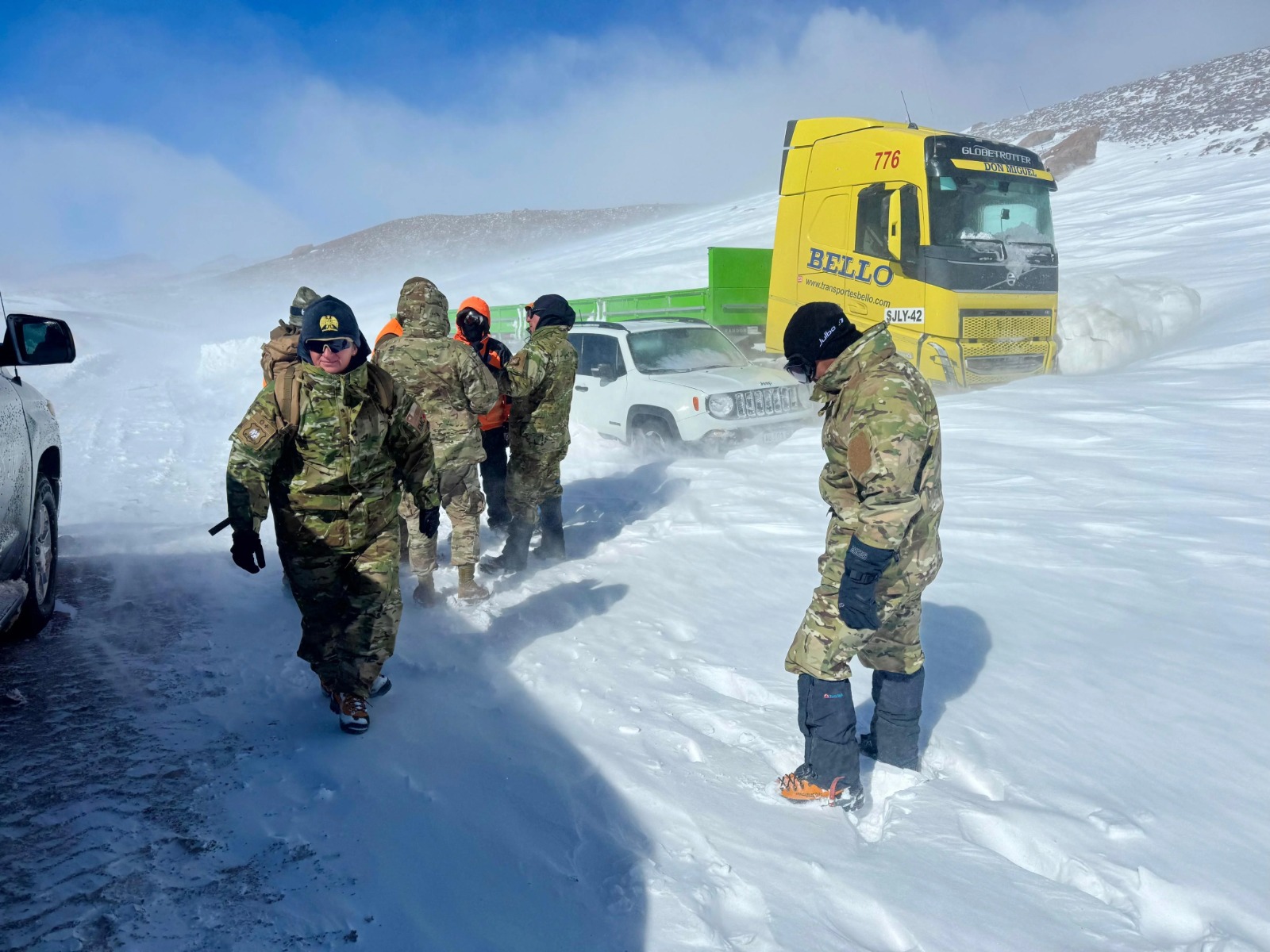 Rescatan a camioneros paraguayos varados por tormenta de nieve en Atacama
    
    <div class=