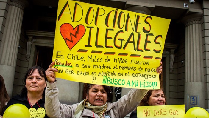 Justicia chilena investiga venta de niños al extranjero en tiempos de Pinochet
    
    <div class=