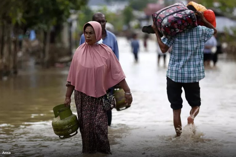 Inundaciones en Indonesia, 804 muertos y 650 desaparecidos
    
    <div class=