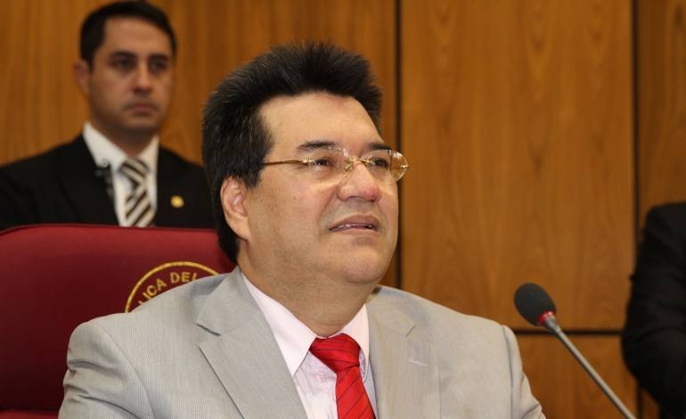 Julio César Velázquez fue senador y exministro de Salud. 
    
    <div class=