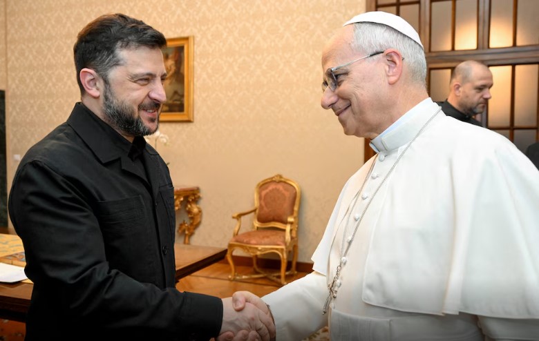 Zelensky se reunió con el papa León XIV y promete respuesta a plan de paz 
    
    <div class=