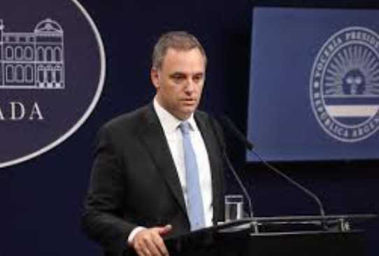 Argentina anuncia una reforma migratoria para endurecer ingreso de extranjeros
    
    <div class=