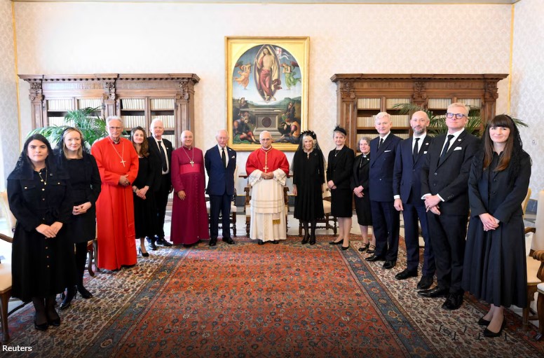 Por primera vez en casi 500 años un monarca británico rezó en la Capilla Sixtina
    
    <div class=