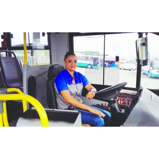 Mujer al volante: Oportunidad laboral para conductoras de buses
    
    <div class=