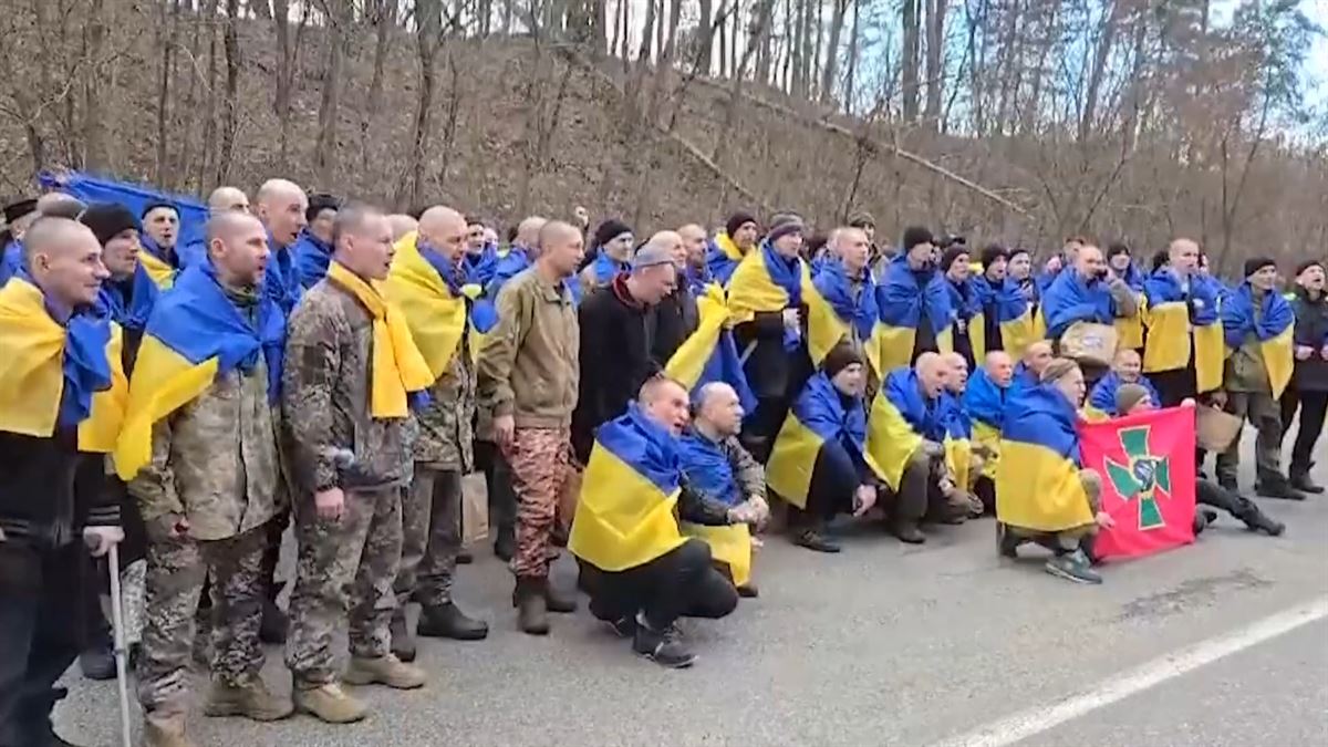 Zelensky confirmó que Ucrania y Rusia intercambiaron 390 prisioneros 
    
    <div class=