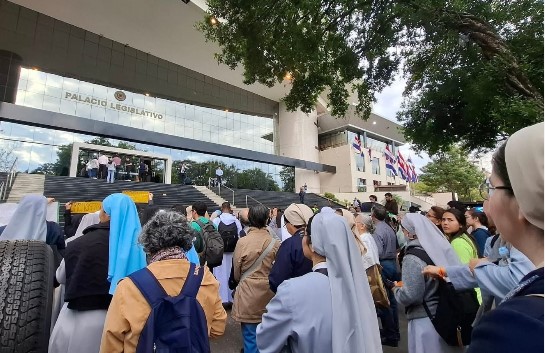 “A nuestras casas llega gente con hambre y con frío”, dicen religiosos
    
    <div class=